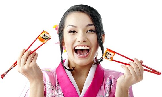 meisje met sushi voor Japans dieet