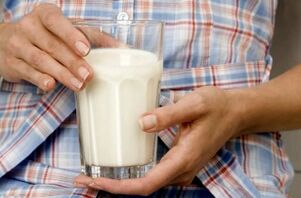 Een meisje valt af op kefir