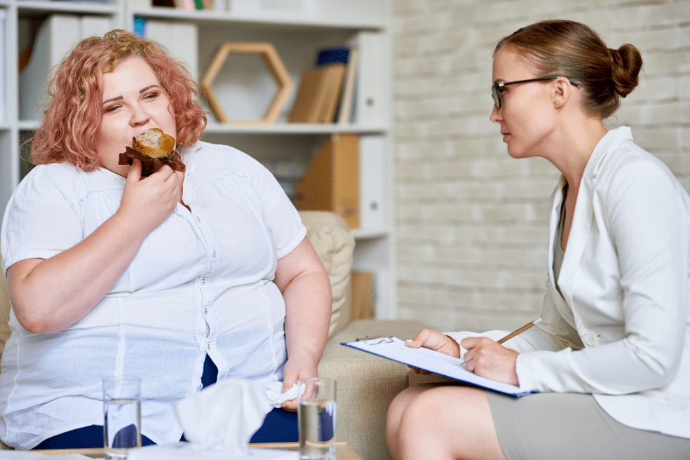 Vrouw met overgewicht bij een afspraak met een specialist