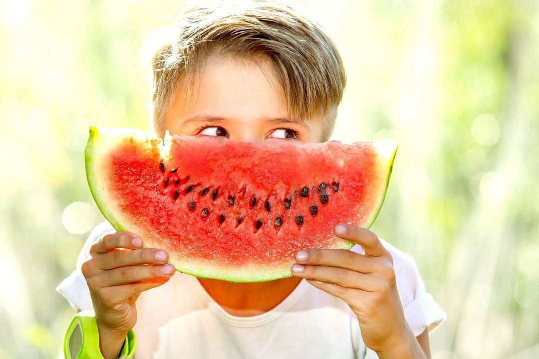 kind eet watermeloen